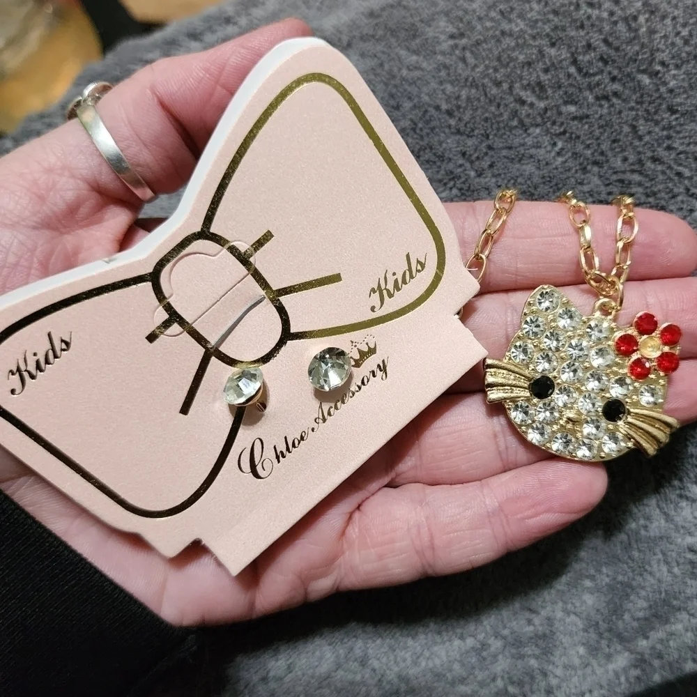 NWT Chloe Accessory Hello Kitty Gold Tone Rhinstone Necklace Earrings Set New